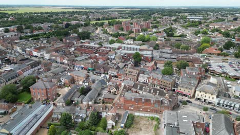 Schwenken-Der-Luftaufnahme-Der-Hauptstraße-In-Newmarket,-Suffolk,-Großbritannien