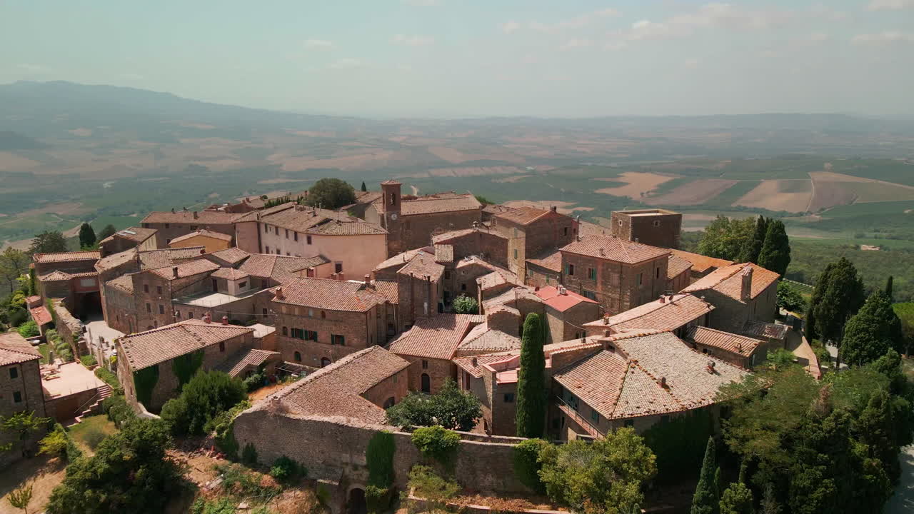 Orta İtalya, Toskana'nın Siena İli'ne bağlı Montalcino'daki Sant'Angelo In Colle Ortaçağ kasabası.