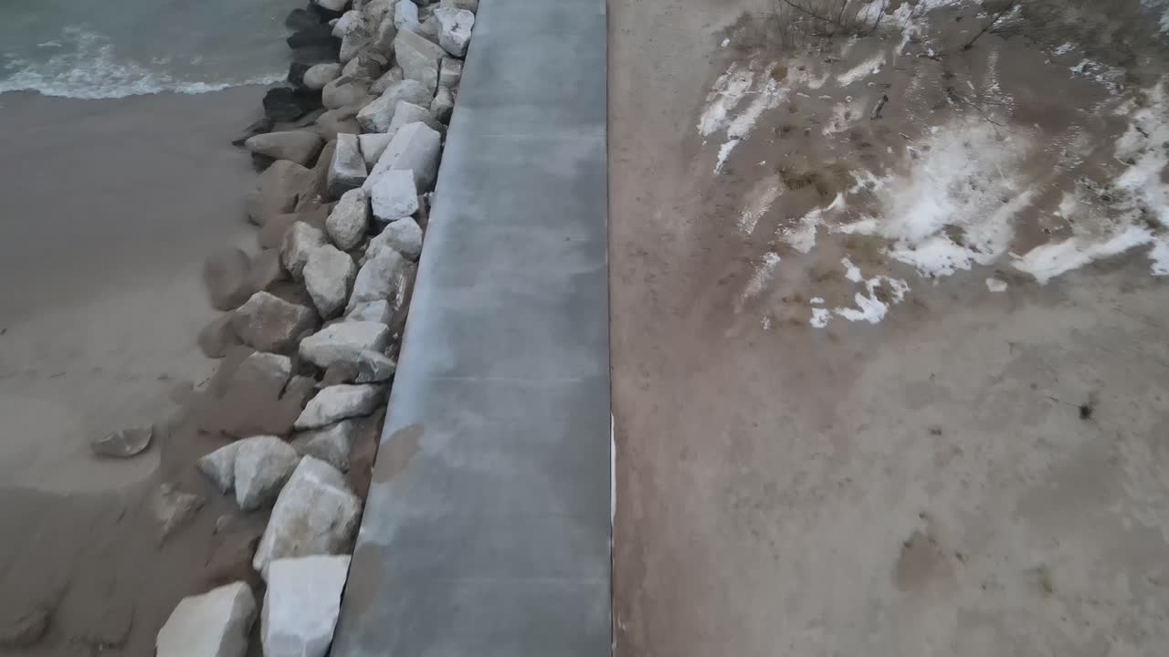 미시간 호수 연안의 페레 시장에 대한 폭염 후 뜨거운 안개로 녹는 눈