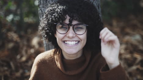 Reine-Freude-Erreichen-Nerdy-Mädchen-Mit-Verhedderten-Locken