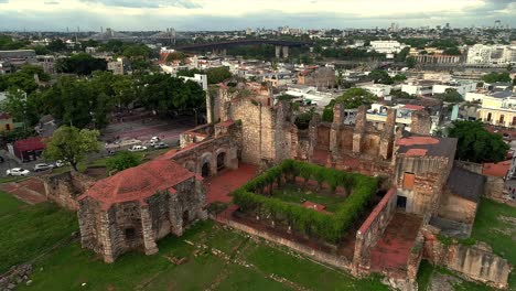 Klosterruinen-Von-San-Francisco-In-Der-Kolonialzone-Mit-Dem-Stadtzentrum-Von-Santo-Domingo-Im-Hintergrund