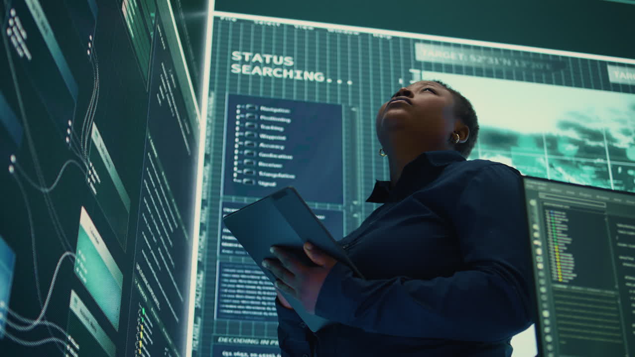 especialista en inteligencia cibernética examina datos en una gran pantalla en una agencia gubernamental