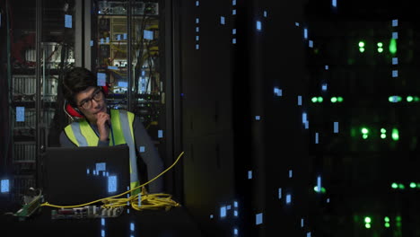 animación de la placa de circuitos y procesamiento de datos sobre ingeniero informático asiático por servidores informáticos