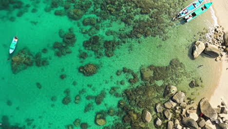 Impresionante-Vista-Aérea-De-Arriba-Hacia-Abajo-De-La-Bahía-De-Tonote,-Arrecife-De-Agua-Clara-Debajo,-Koh-Tao,-Tailandia