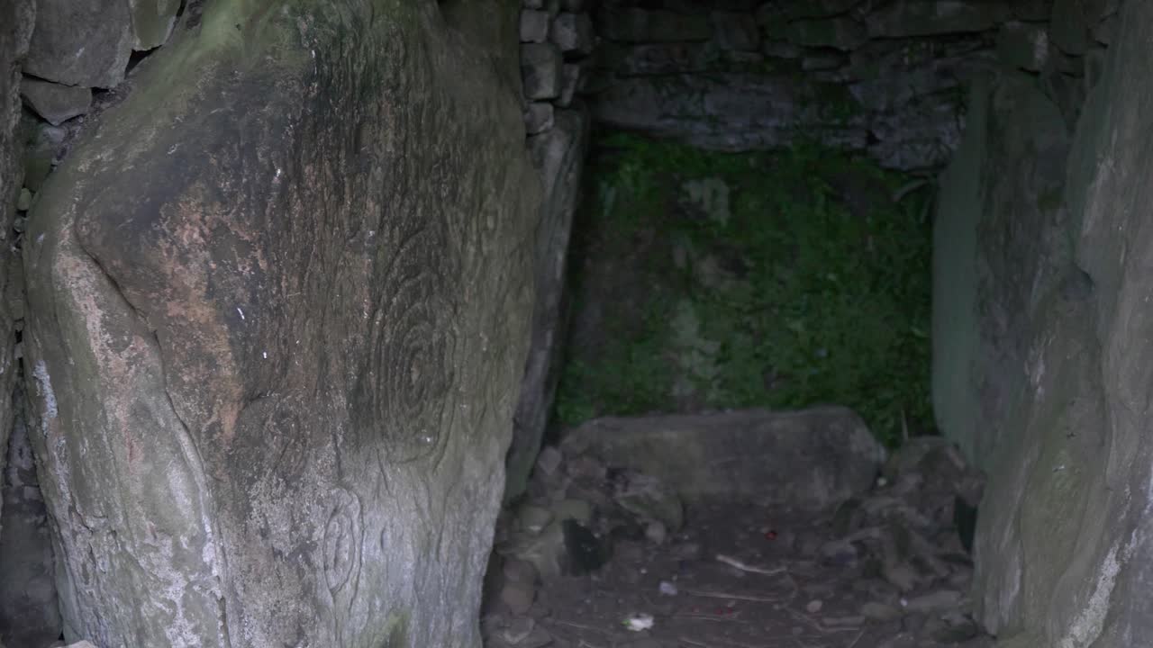 Câmara de pedra antiga em Tara Hill, sítio histórico de sepultamento cerimonial irlandês