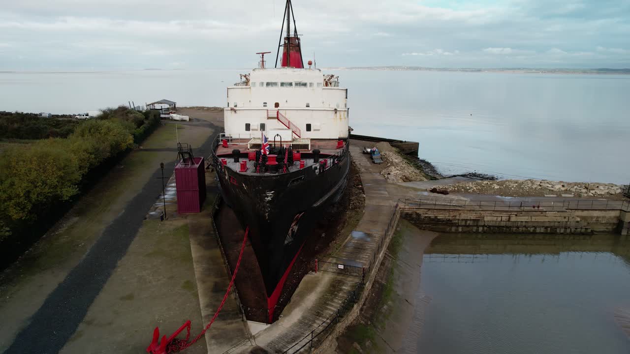 영국 노스 웨일즈 해안에 있는 버려진 tss 랭커스터 공작에 흔들리는 영국 국기