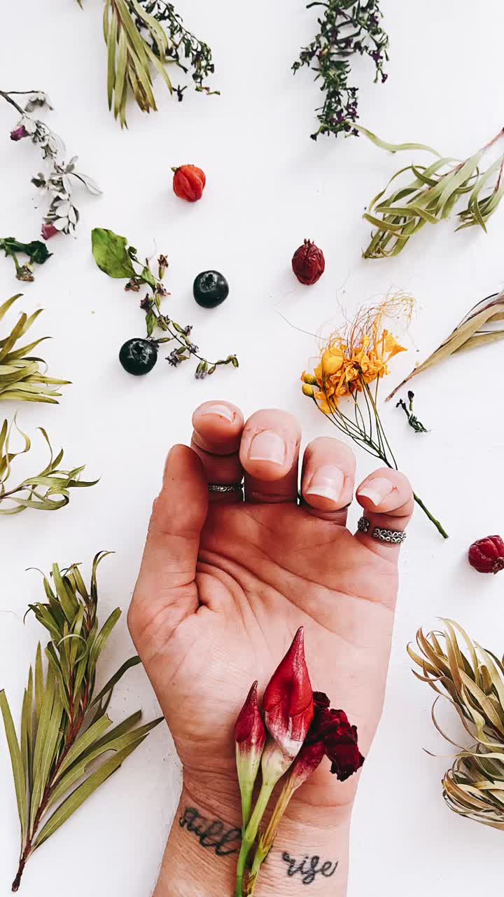 꽃과 문신이 있는 손