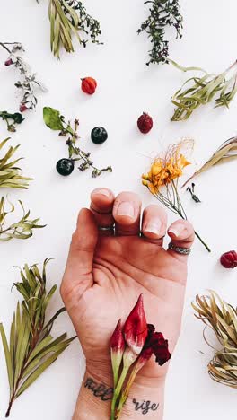 mano con flores y tatuaje