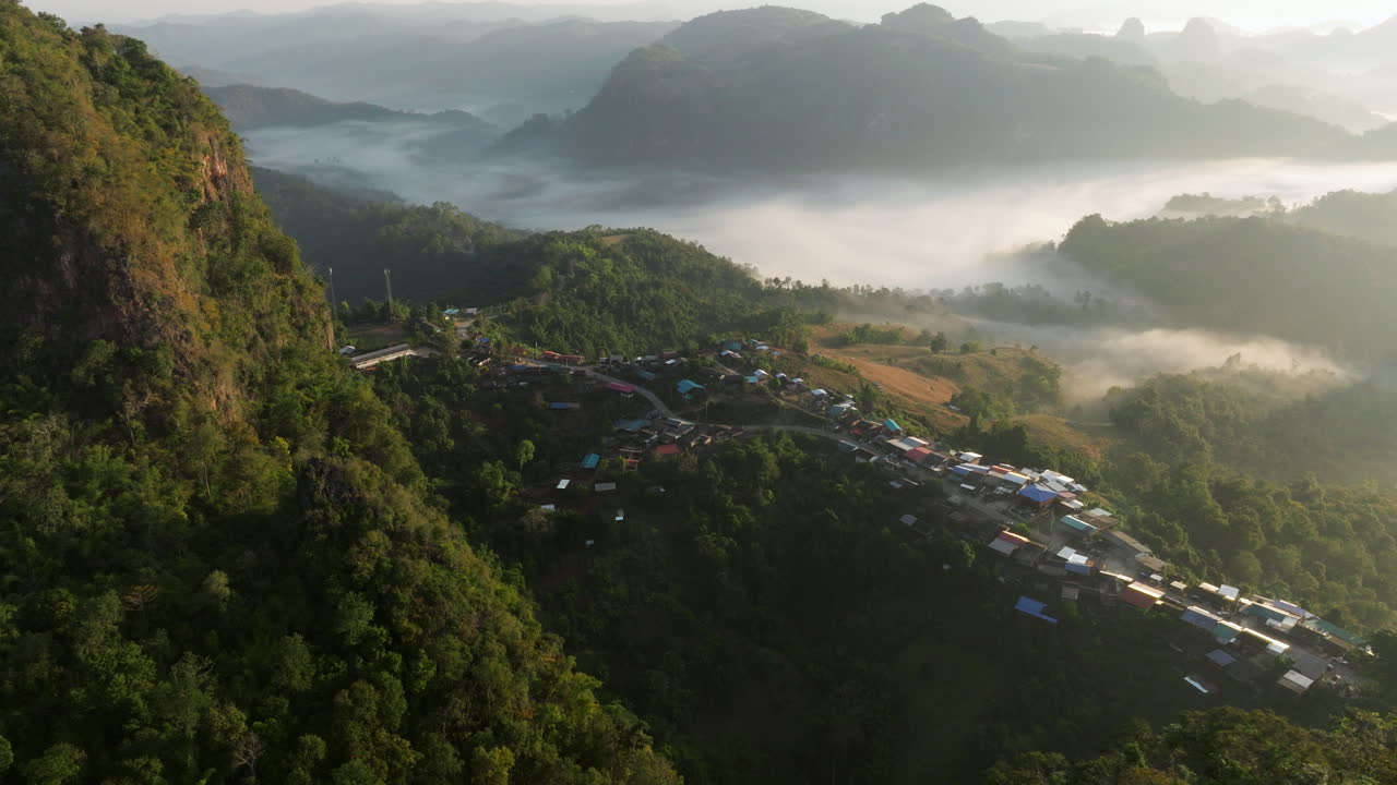 Vila Remota de Ban Jabo ao Longo da Crista da Montanha no Distrito de Pang Mapha, Província de Mae Hong Son, no Norte da Tailândia. Vista Aérea.