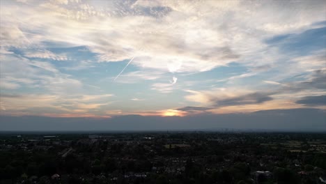un hiperlapso de drones aéreos de un cielo al atardecer con aviones volando por encima y dejando cicatrices en el cielo con sus estelas de vapor