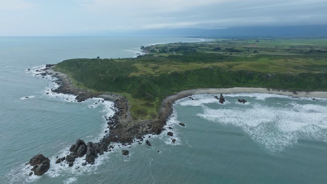 amplia vista aérea del escarpado, rocoso y salvaje paisaje costero y el mar de tasmania en el cabo foulwind en la costa oeste, isla sur de nueva zelanda aotearoa
