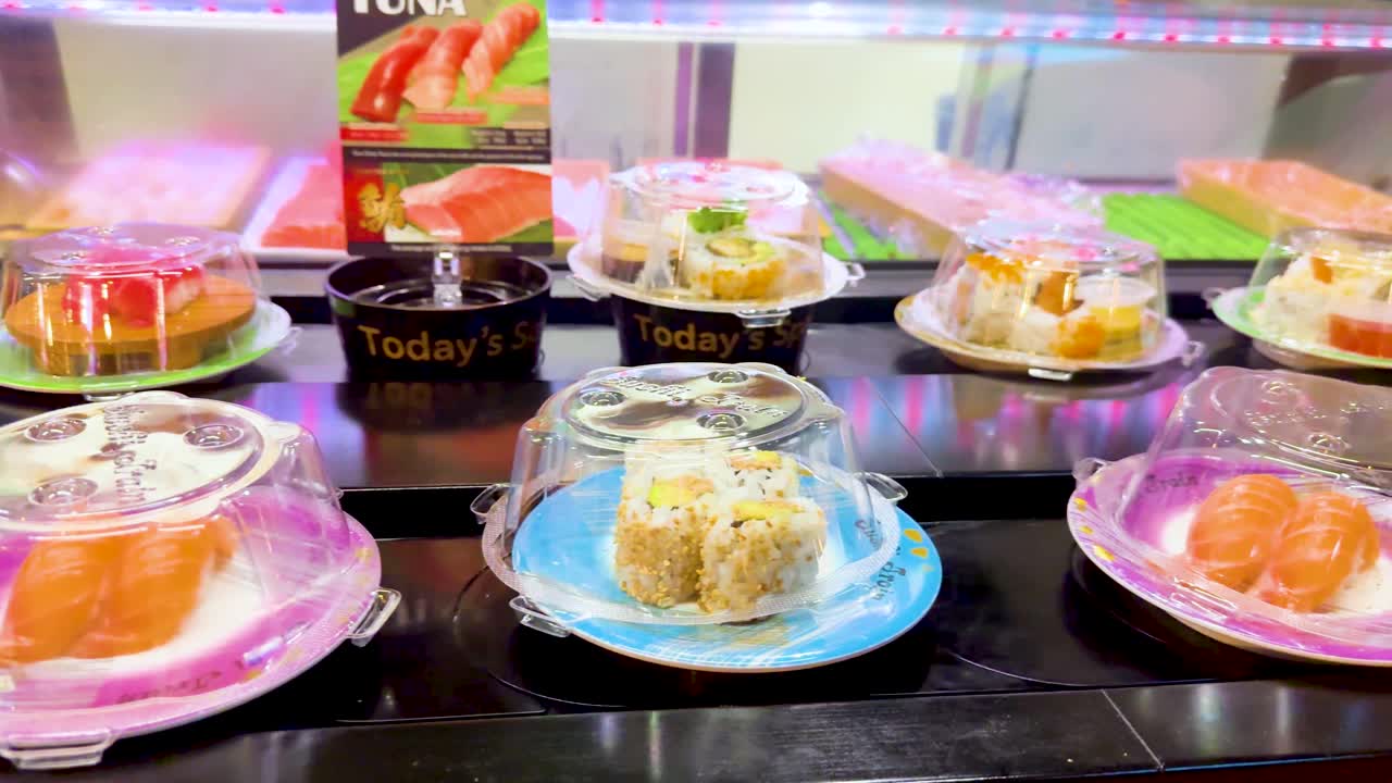 수시 접시 가 컨베이어 벨트 에 움직이고 있다