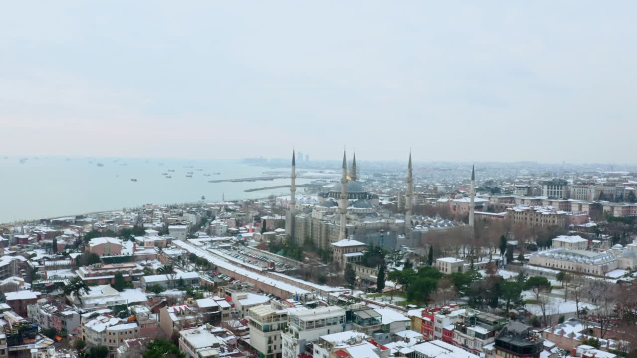 vista desde un avión no tripulado de la gran mezquita de estambul