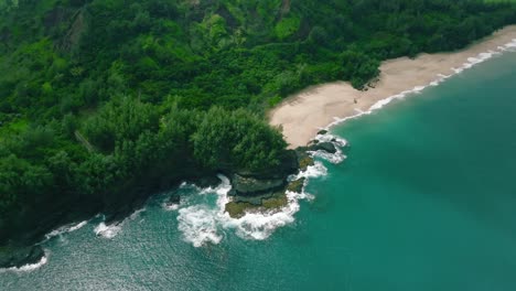 Toma-Aérea-En-órbita-De-Alto-ángulo-De-La-Bahía-De-Hanalei,-Hawaii