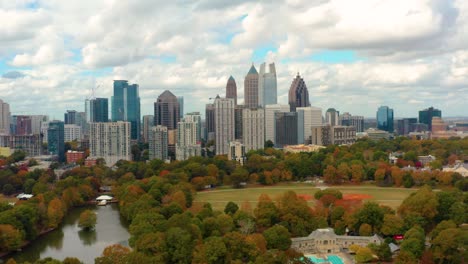 tomada aérea del centro de atlanta, georgia y el parque piedmont con colores de otoño