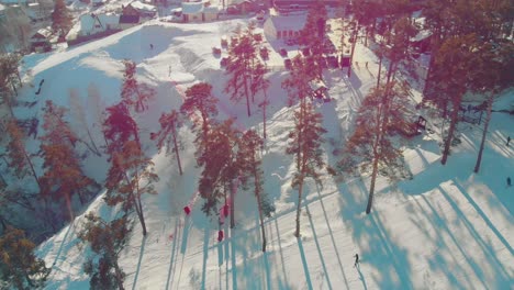 Menschen-Fahren-Ski-Und-Snowboard-Gegen-Ein-Bergresorthotel