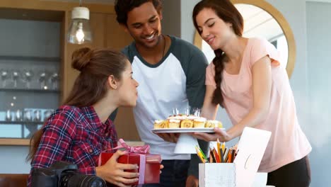 Kollegen-Feiern-Geburtstag-Im-Büro