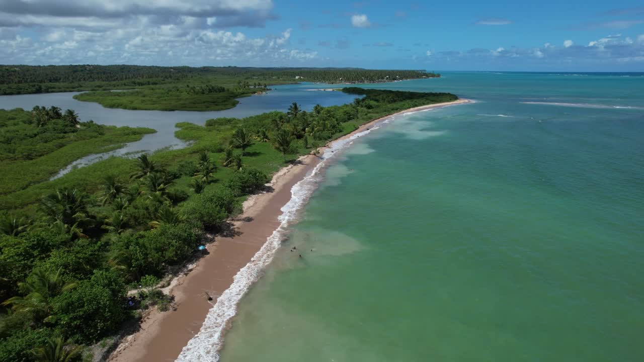 volando sobre la playa de são miguel dos milagres en el estado de alagoas, brasil.