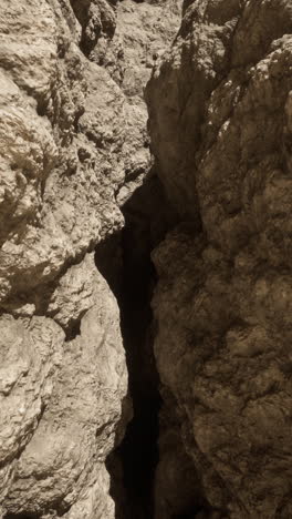 estrecho cañón con abertura oscura