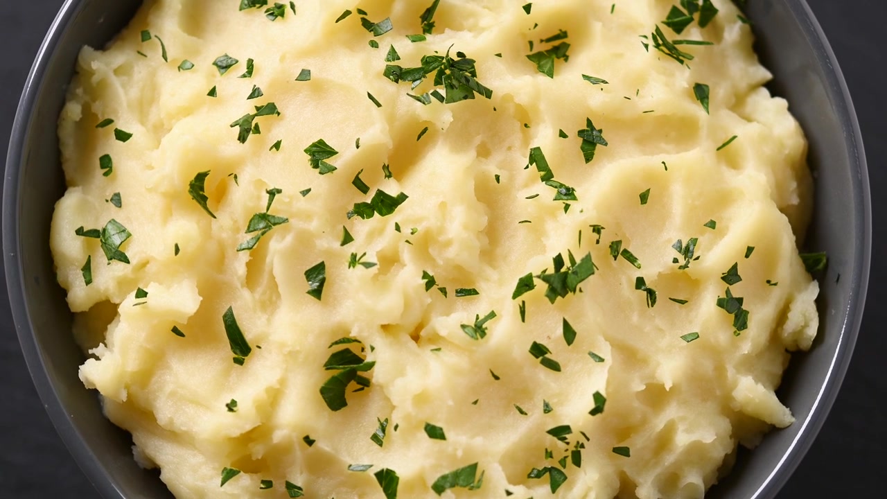 Tazón de puré de patatas cremoso girando