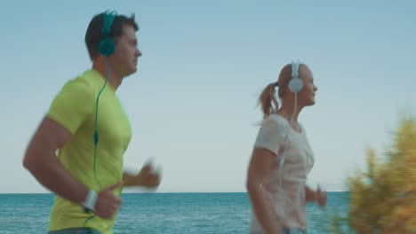 Junges-Sportliches-Paar-Joggt-Mit-Musik