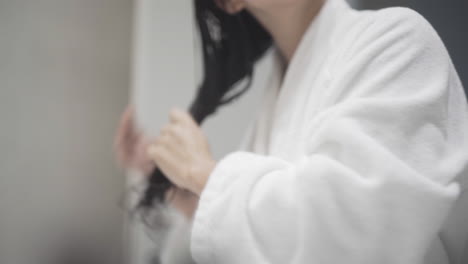 목욕 전 젖은 긴 머리 컨디셔닝