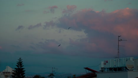 Un-Impresionante-Movimiento-De-Nubes-Durante-La-Puesta-De-Sol-Sobre-Los-Techos-De-Los-Edificios,-Cielo-Colorido,-Medio-Oriente,-Tel-Aviv-Israel,-Video-De-Lapso-De-Tiempo-De-Sony-4k