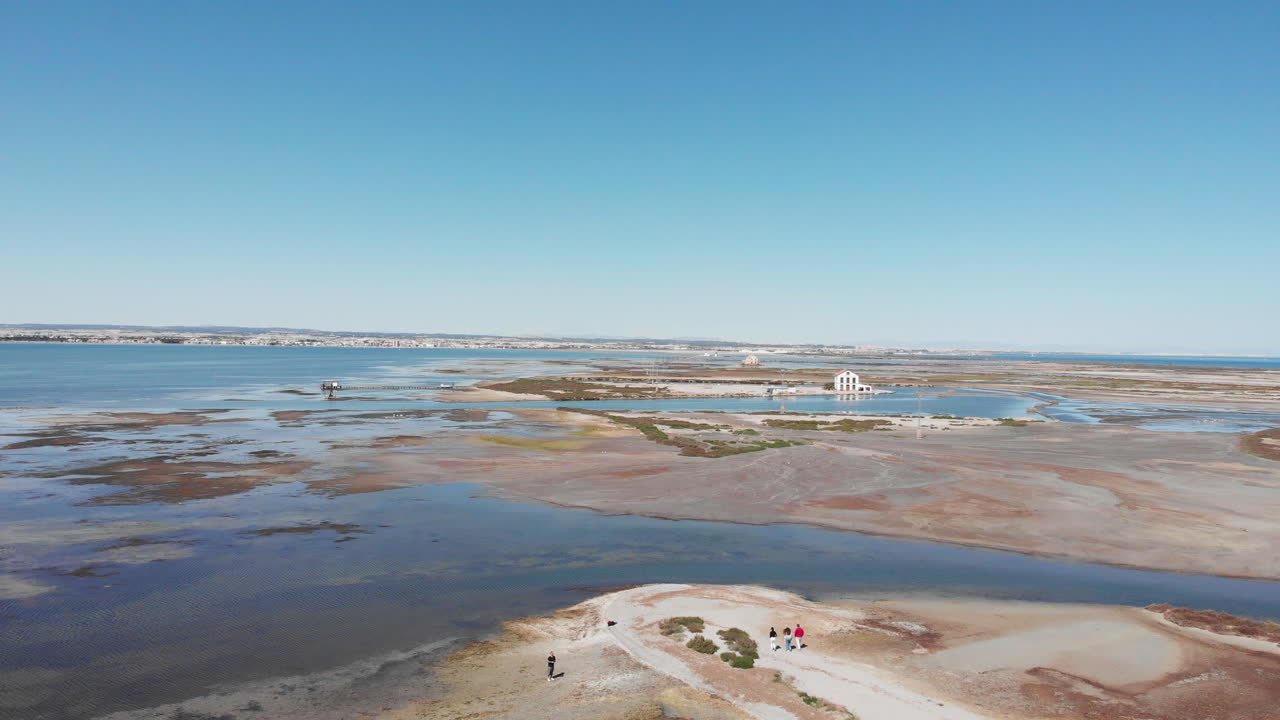 vista aérea de un dron volando bajo con un agradable reflejo de la puesta de sol colores vibrantes sobre el pequeño, la manga españa
