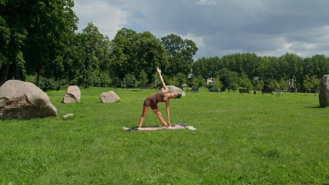 Mulher fazendo ioga no parque
