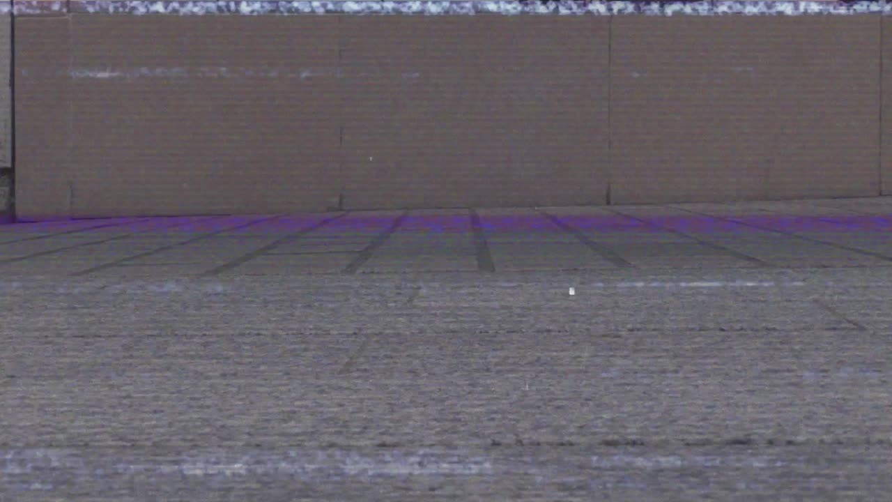 con bandas de interferencia de pantalla que muestran a un peatón caminando