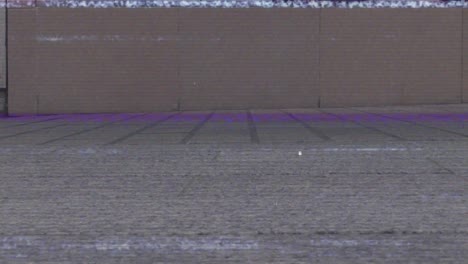 con bandas de interferencia de pantalla que muestran a un peatón caminando