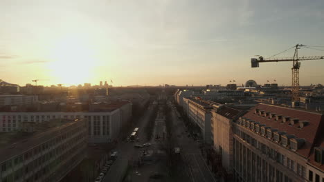 Luftbild:-Panoramatiefflug-Durch-Das-Geschäftige-Berlin,-Deutschland-Straße-Richtung-Brandenburger-Tor-Im-Wunderschönen-Goldenen-Abendlicht