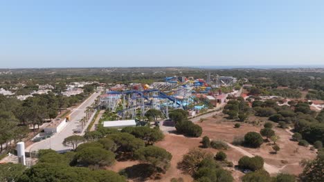 Hohe-Blaue-Rutschen,-Die-Von-Weißen-Balken-Getragen-Werden,-Im-Wasserpark-In-Portugal