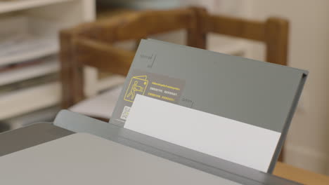 primer plano de una hoja de papel en una impresora