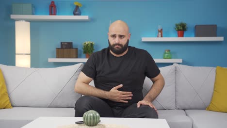 hombre con náuseas.