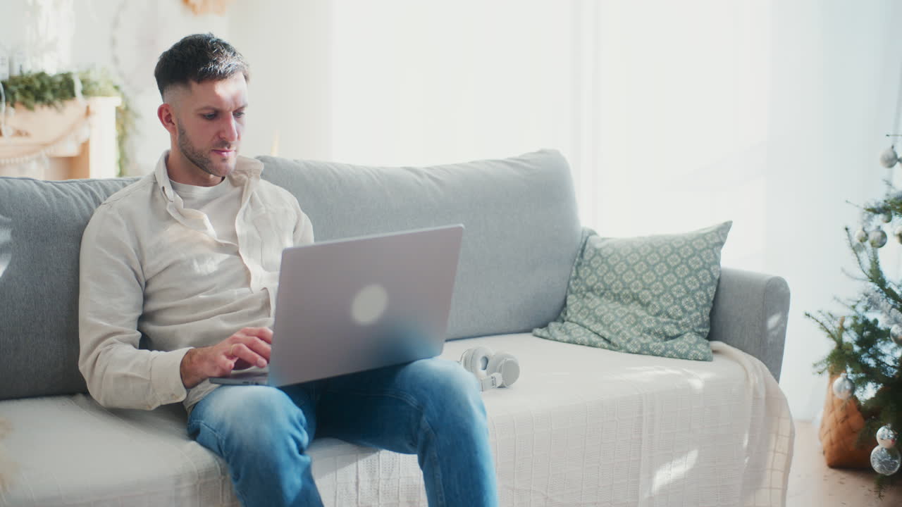 hombre trabajando en línea en la computadora portátil durante la navidad