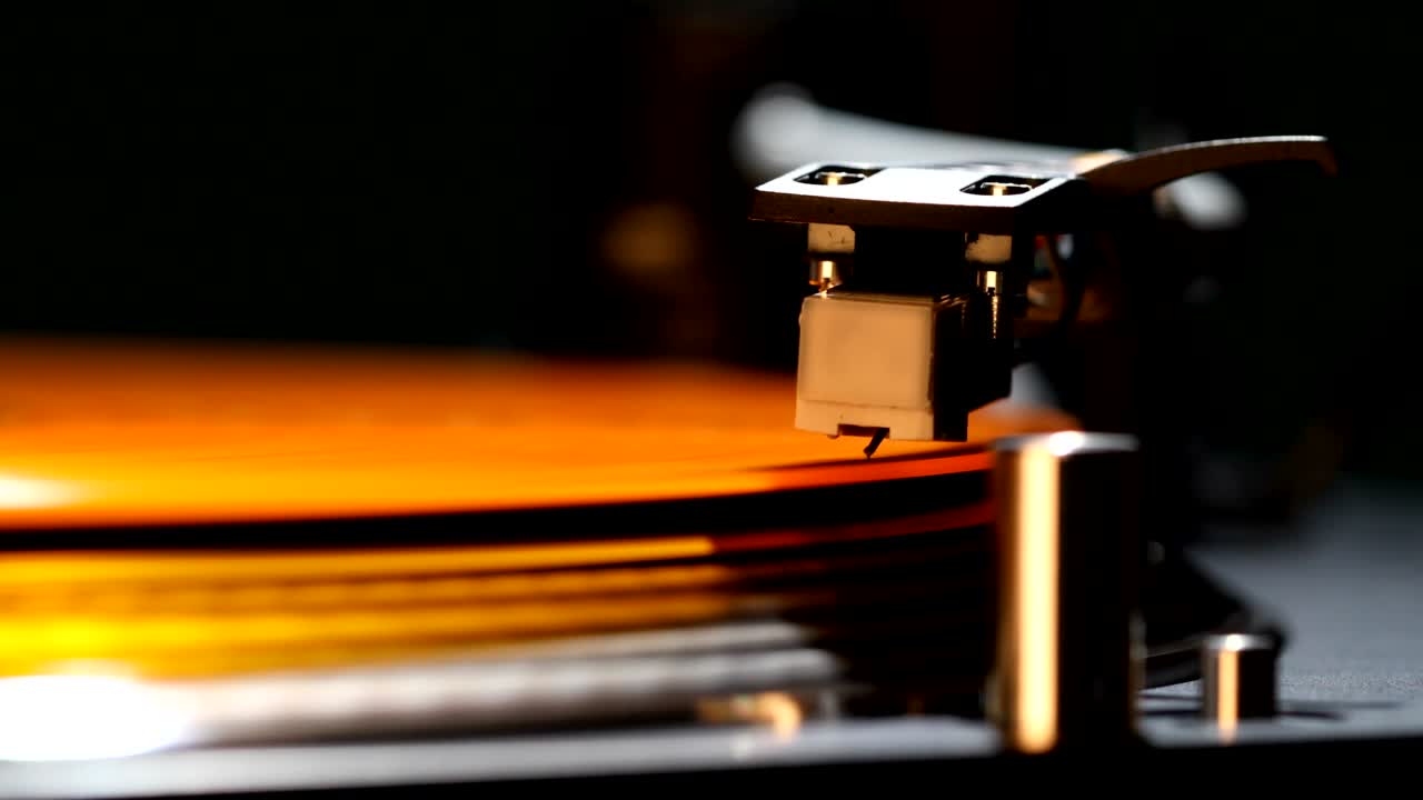 색의 비닐 레코드에 바늘을 넣는 것