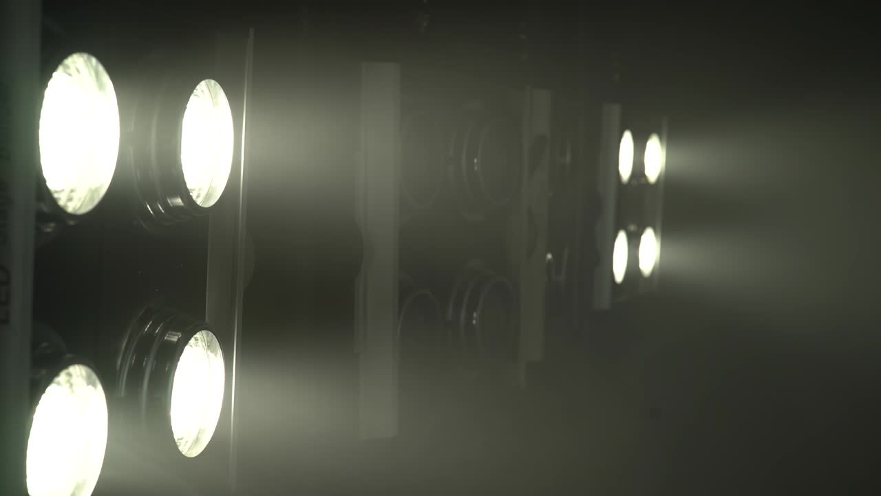 los reflectores con luz parpadeante crean música de colores