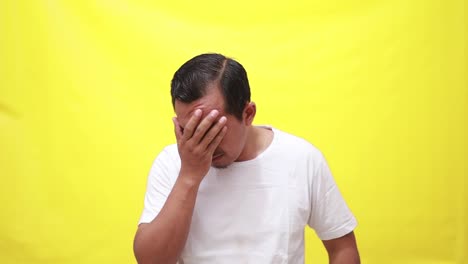 hombre adulto guapo sobre fondo aislado que sufre de dolor de cabeza desesperado y estresado porque el dolor y la migraña