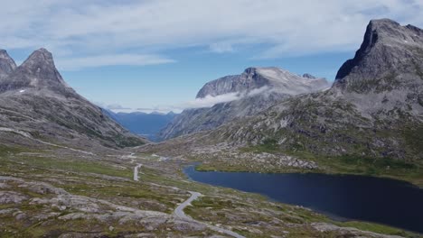 imágenes aéreas del valle de romsdalen en la región de rauma, noruega