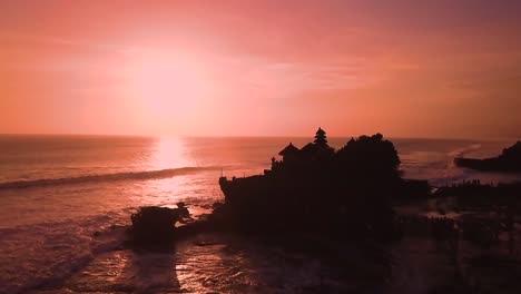 Puesta-De-Sol-Sobrevolando-El-Templo-De-Tanah-Lot-Bali-Indonesia