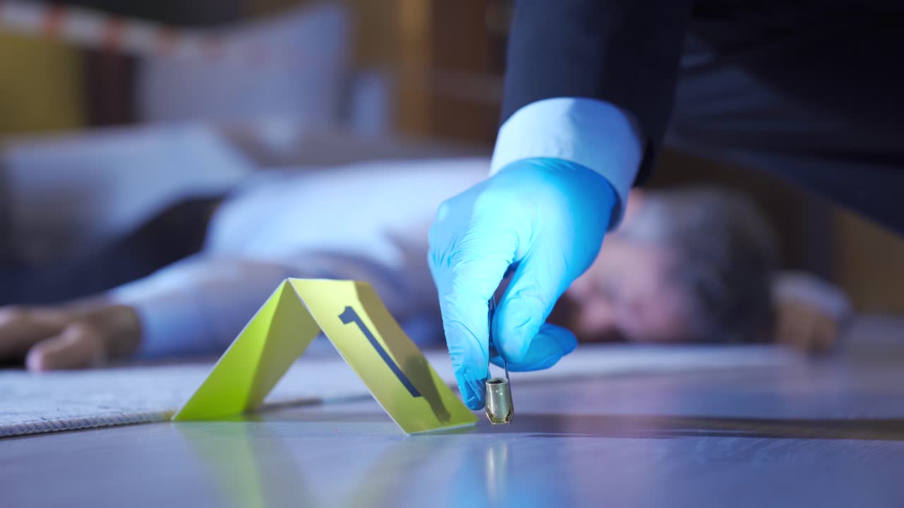 especialistas de la policía trabajando en la escena del crimen en casa, investigación de homicidios, forense.