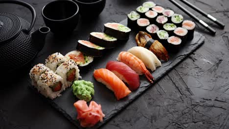 Sushi-Rollen-Set-Mit-Lachs-und-Thunfisch-Serviert-Auf-Schwarzem-Steinbrett