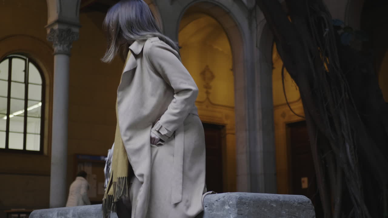 대학 정원에서 고 있는 학생