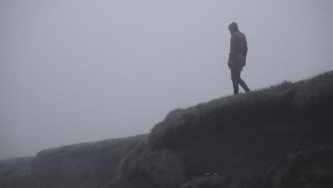 Silhouette-In-Einer-Verlassenen-Isländischen-Schlucht-In-Einer-Nebligen,-Stimmungsvollen,-Dramatischen-Landschaft