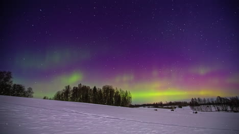 Verschneite-Landschaft-Und-Aurora-Borealis-Erhellen-Den-Himmel-Mit-Farbwechselnden-Lichtern