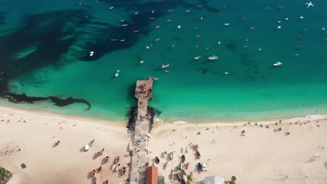 Volando-Alto-Sobre-El-Muelle-Revelando-El-Colorido-Océano-Tropical-Y-Los-Barcos-De-Pescadores