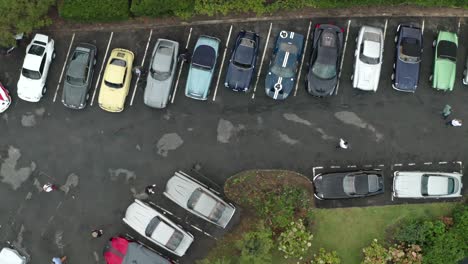 Autos-Lujosos-Y-Elegantes-Estacionados-En-El-Estacionamiento-Del-Hotel-Du-Palais-En-Biarritz,-Francia