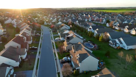 Casas-De-Barrio-De-Clase-Alta-Con-Paneles-Solares-En-El-Techo-Durante-La-Puesta-De-Sol-Dorada