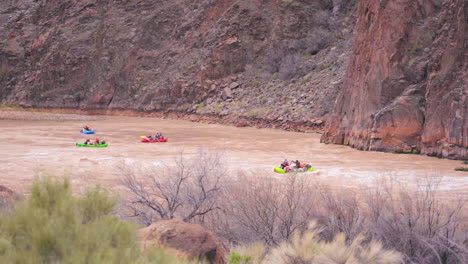 Remando-Sobre-Grandes-Rápidos-En-El-Parque-Nacional-Del-Gran-Cañón-En-Arizona,-Estados-Unidos